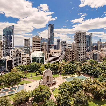 Hotel Pullman Sydney Hyde Park Zewnętrze zdjęcie The Australian War Memorial, with the Sydney CBD in the background