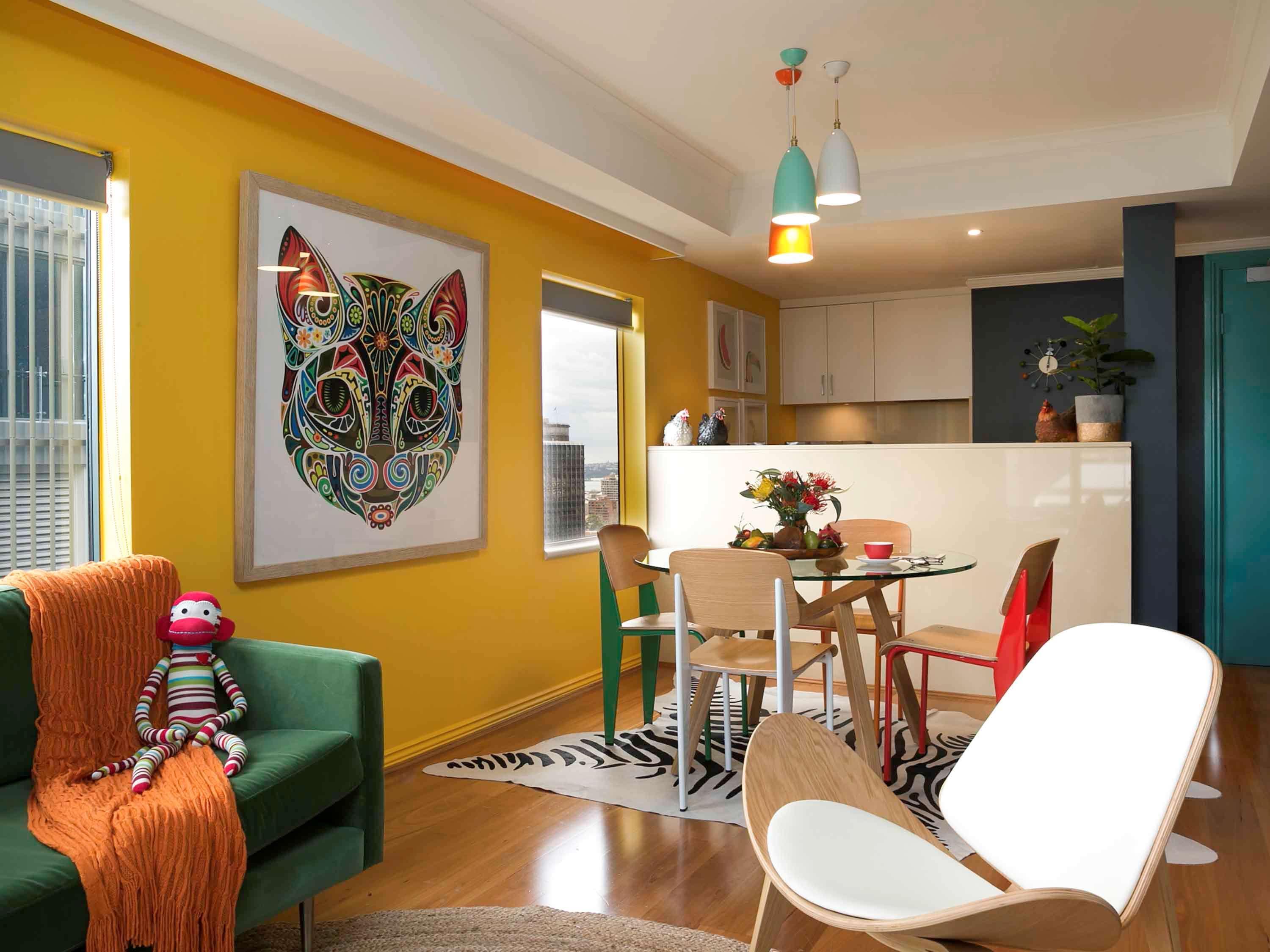 Hotel Pullman Sydney Hyde Park Zewnętrze zdjęcie A living room with a kitchen in the background