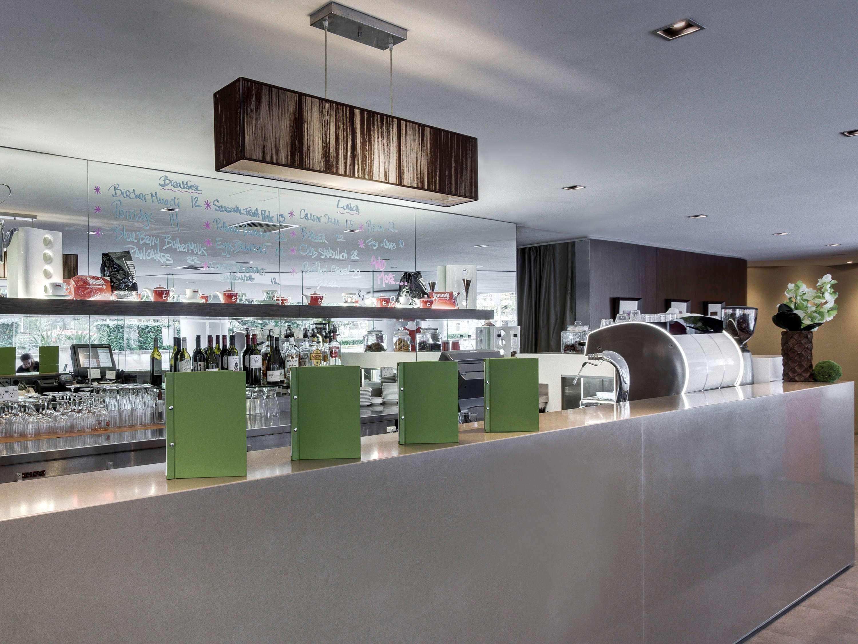 Hotel Pullman Sydney Hyde Park Zewnętrze zdjęcie The bar at the 2008-opened lounge