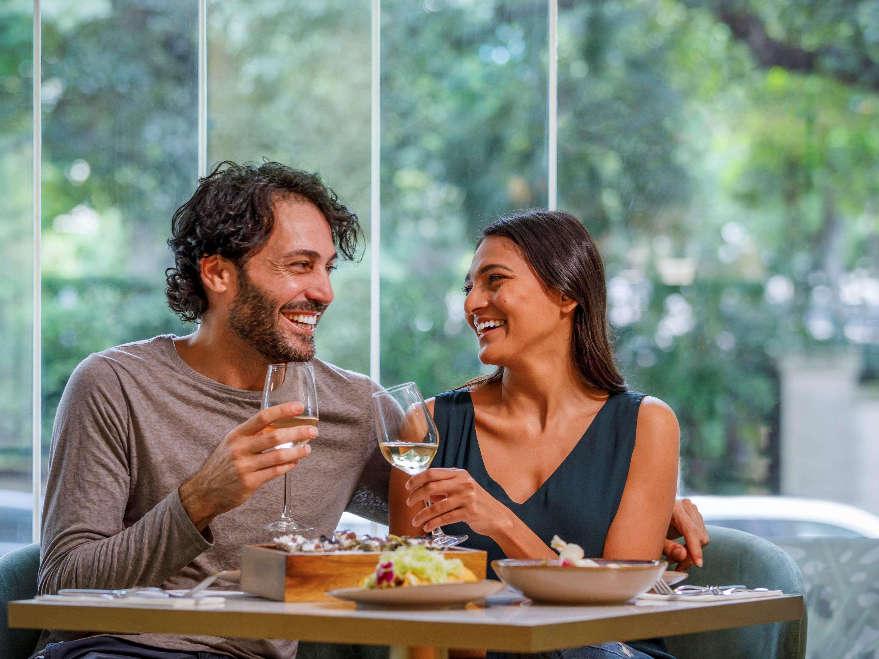 Hotel Pullman Sydney Hyde Park Zewnętrze zdjęcie A couple dining together