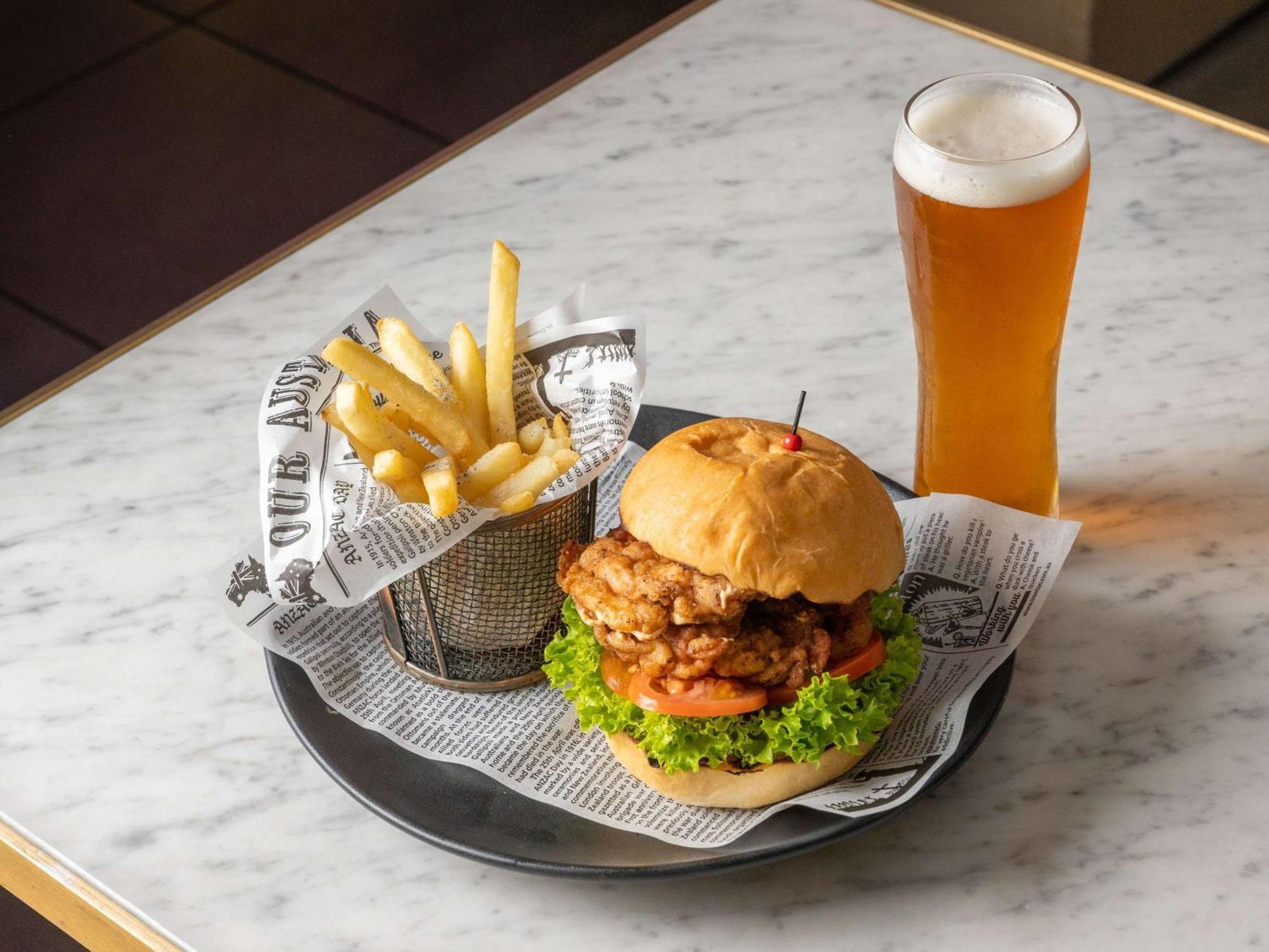 Hotel Pullman Sydney Hyde Park Zewnętrze zdjęcie A burger with fries and a beer