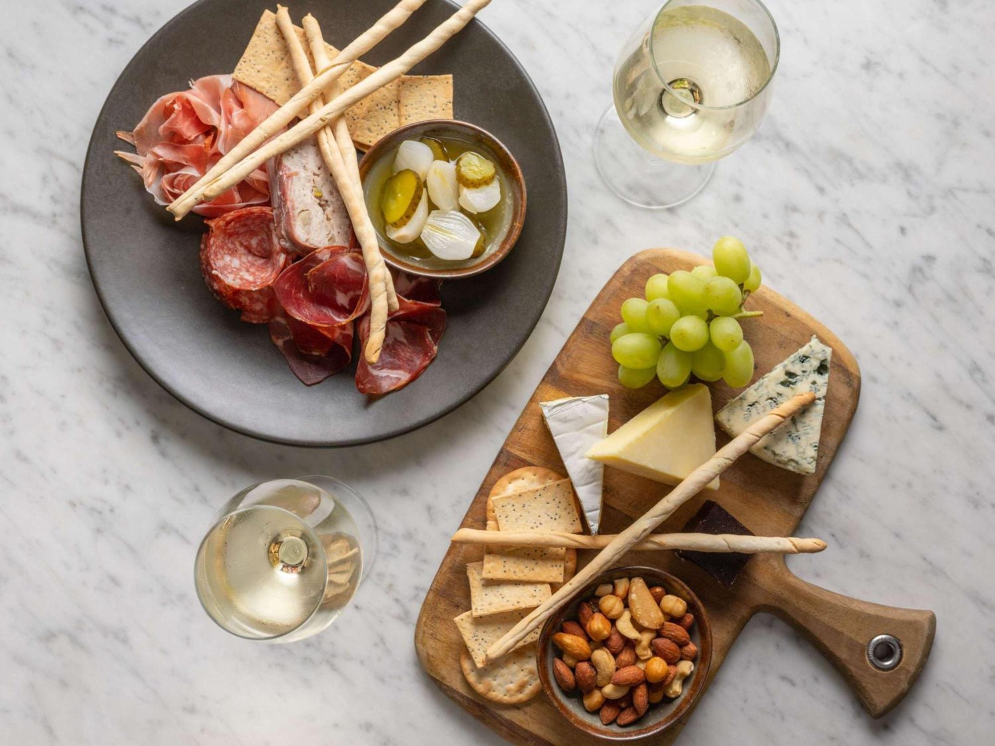 Hotel Pullman Sydney Hyde Park Zewnętrze zdjęcie A cheese and wine platter