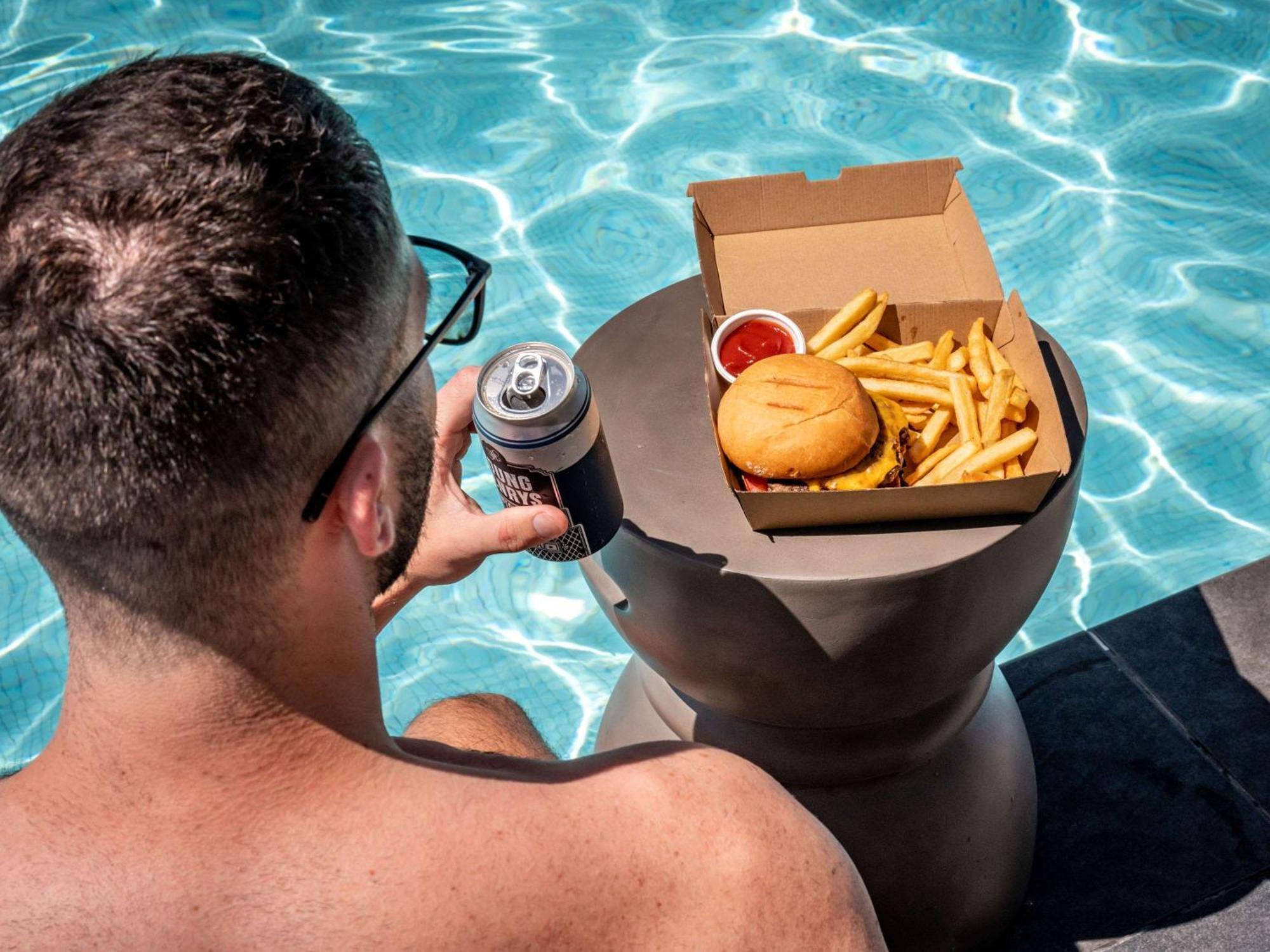 Hotel Pullman Sydney Hyde Park Zewnętrze zdjęcie A floating drink and food holder