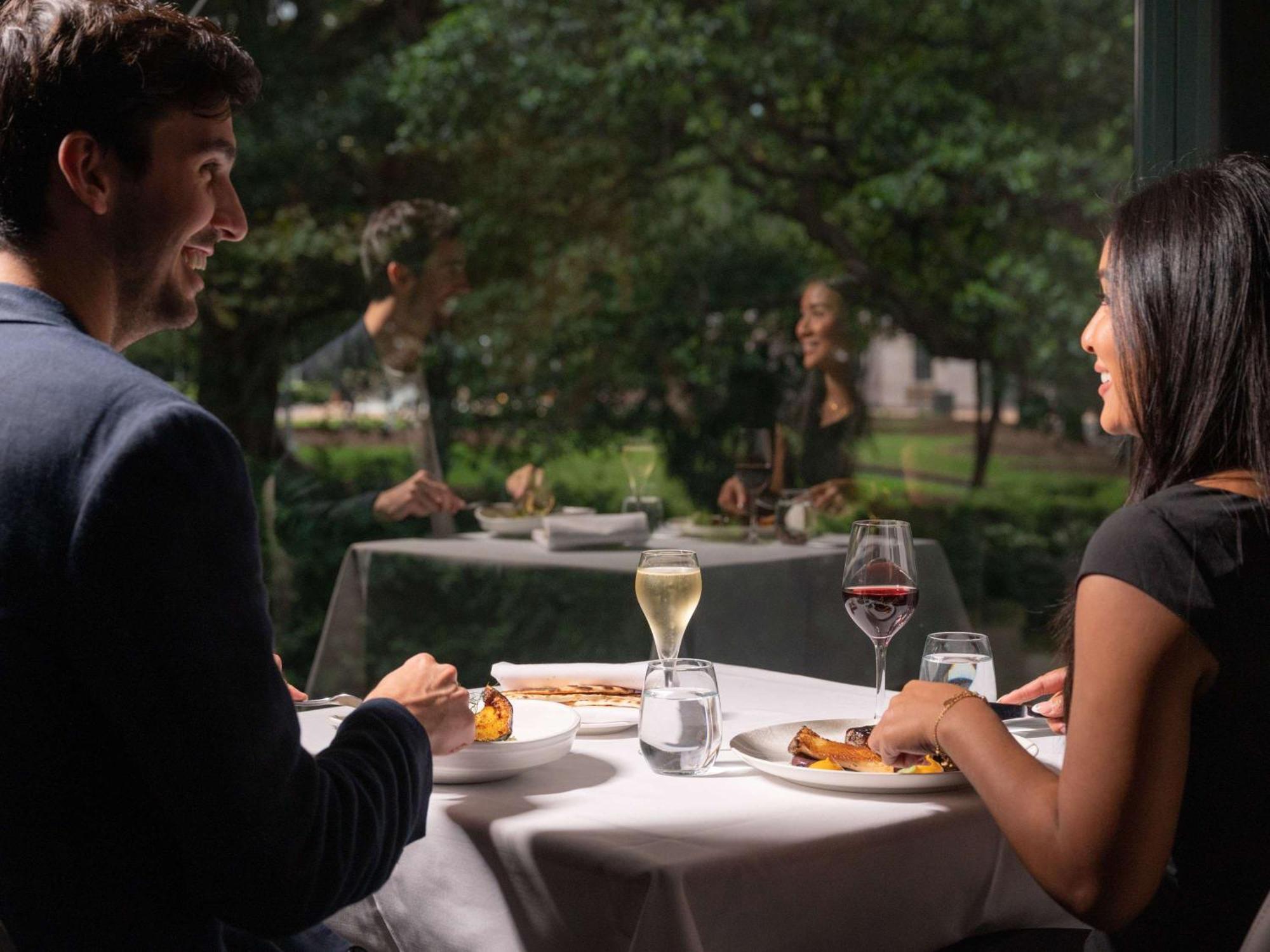 Hotel Pullman Sydney Hyde Park Zewnętrze zdjęcie A couple dining at a restaurant