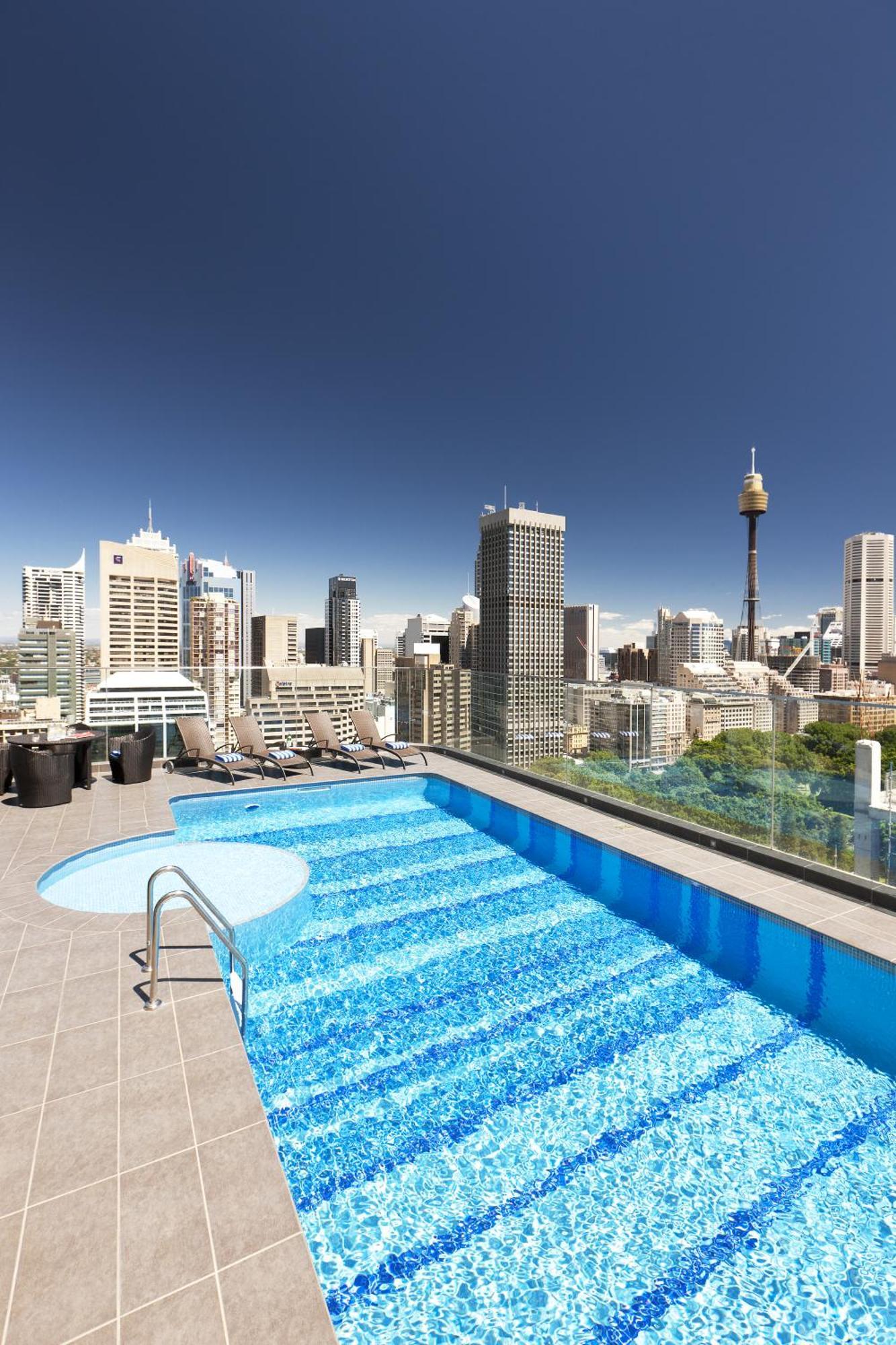 Hotel Pullman Sydney Hyde Park Zewnętrze zdjęcie The rooftop pool at the hotel